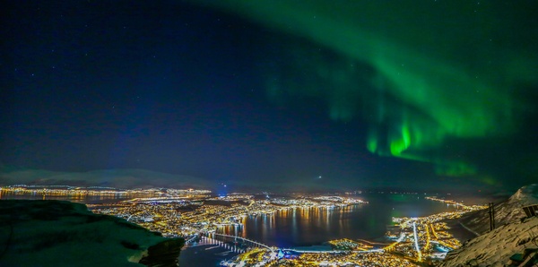 Tromsø in northern lights in winter_Yngve Olsen_Visit Norway